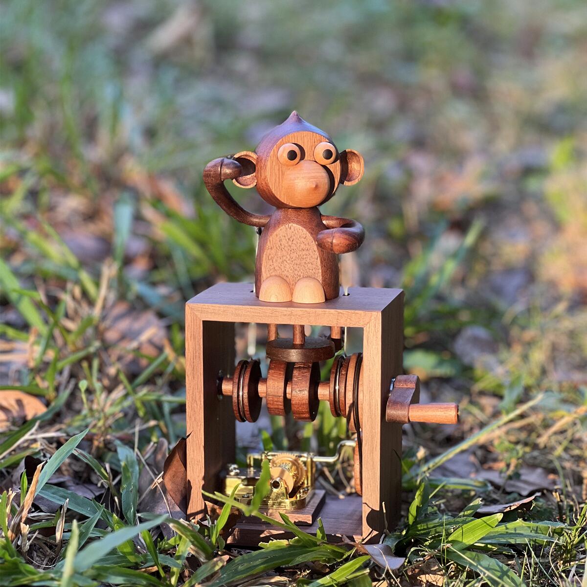 Handgefertigte Spieluhr aus Holz mit Handkurbel und Affenmotiv (Melodie „Das Schloss im Himmel“)